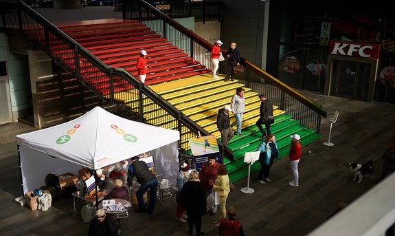 Schody se vybarvily a Pražané testovali stav svých kloubů