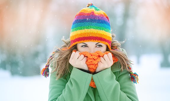 Jak se v chladných dnech správně starat o pleť, vlasy a nehty?