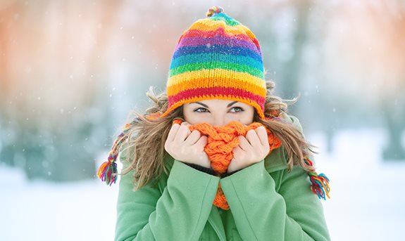 Jak se v chladných dnech správně starat o pleť, vlasy a nehty? 