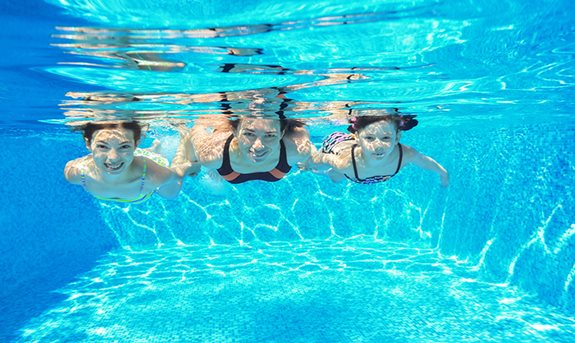 Plavání spálí tuky a zlepší kondici